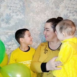 Anna Shukeyeva with her two children
